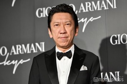 布袋寅泰「暖炉の炎の横で読書をしたり映画を観たり」ギター置かれたロンドン自宅公開「部屋までかっこいい」「絵になりすぎる」と反響