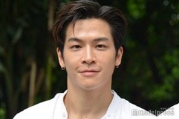 Snow Man向井康二＆マーチ、東京の街中降臨 仲良し2ショット・「カリスマックス」歌唱動画が話題「オーラが半端ない」「エモすぎて泣く」