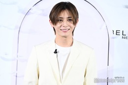 Hey! Say! JUMP山田涼介、羽舞う扉から登場 “得意分野”で撮影1発OK「アイドルとして結構羽吹かせてもらっていたので」