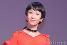 木村カエラ、へそピアスのぞくカラフルコーデに反響「ギャルみたい」「ウエスト引き締まってて憧れ」の声 画像