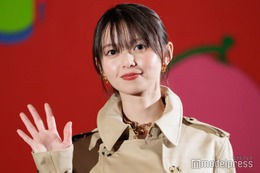 齋藤飛鳥、英国スタイルで登場 学生時代に「好んで聴いていた」バンド明かす