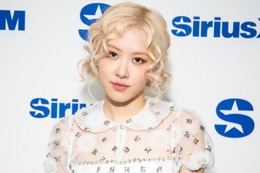 BLACKPINKロゼ、ミニスカ観戦ファッションで美スタイル披露「かっこ可愛い」「似合ってる」の声