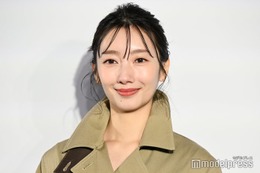 波瑠、トレンチコート×アップヘアでシックな装い バレンタインには“自分用”チョコを用意【ディオール バンブー パビリオン】 画像