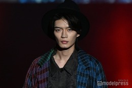 原因は自分にある。杢代和人、目元にストーンキラリ ハット×ロングコート着こなす【TGCあいち・なごや2026】