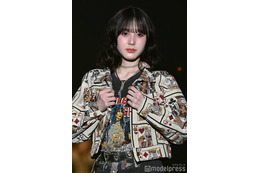 本田紗来、フリルミニスカ×タイツコーデ トランプジャケットで個性派スタイリング【TGCあいち・なごや2026】 画像