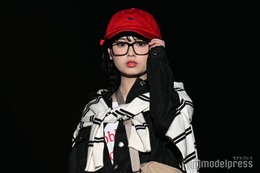 「今日好き」おひなさま（長浜広奈）赤キャップ×大きめメガネで登場 ミニスカセットアップ姿に視線集中【TGCあいち・なごや2026】 画像