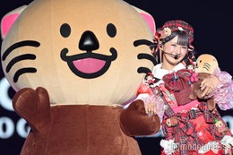 しなこ、愛知の人気キャラ「らこぽん」と仲良しランウェイ プレゼント投げ入れファンサービスで観客沸かす【TGC in あいち・なごや 2026】 画像