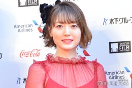 花澤香菜、ミニ丈＆黒タイツで美脚際立つ「スタイル良すぎ」「服装めちゃくちゃ可愛い」と反響 画像
