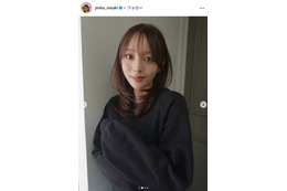 神部美咲、スリット入りデニムロングスカート姿で美脚披露「セクシー」「脚が綺麗」の声