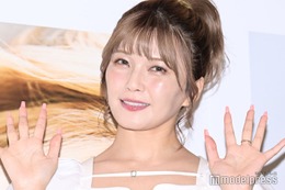 AAA宇野実彩子、オフショルワンピで胸元開放「破壊力すごい」「スタイル抜群」と反響