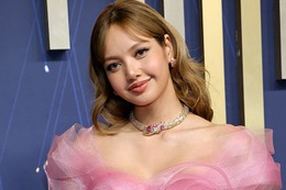 BLACKPINKリサ、スリットコートから美脚スラリ「圧倒的な存在感」「次元の違う美しさ」と反響