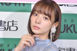 岡田紗佳、スリットから美脚スラリ バースデーショット公開「目が釘付け」「スタイル異次元」と反響