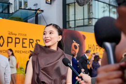 芳根京子「型破りなスタイル」ブラウンドレス姿 米ロサンゼルスのワールドプレミア初参加で涙止まらず【私がビーバーになる時】 画像