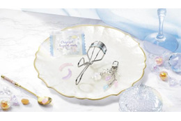 アイプチ(R)、ひとえ・奥ぶたえ用カーラーに“キャンディショップ”をイメージしたチャーム付き限定品が登場