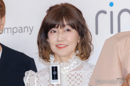 “AKB48センター”話題の松本伊代、膝上ミニスカ衣装姿披露「まだまだ現役ですね」「スタイル抜群」と反響