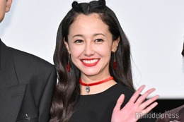 沢尻エリカ、7年ぶり映画出演で舞台挨拶登壇 後輩女優が涙「おかえりっていう言葉を伝えたい」