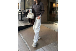 チャコール×ホワイトコーデ。ユニクロメンズデニムを品よく着こなす大人の休日スタイル【40代の毎日コーデ】