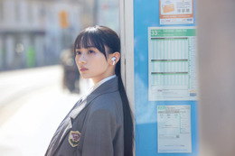 乃木坂46川崎桜、グレー制服でセンター楽曲「17分間」オマージュ 1st写真集先行カット第5弾解禁【エチュード】 画像