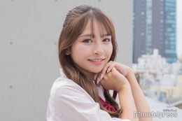 「今日好き」出身美女「スタイル鬼盛れ」ミニ丈スカパンコーデから美脚スラリ「異次元レベル」「驚きの脚の長さ」の声