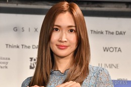 紗栄子、ミニスカのカジュアルコーデで美脚スラリ「可愛すぎる社長」「スタイルレベチ」の声