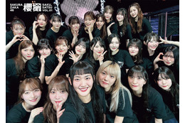 櫻坂46写真集「櫻撮」書店特典15種解禁 “わちゃわちゃ感”あふれる自撮りポスターも