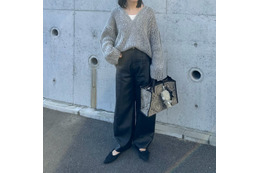 ざっくり編みのVネックニットでこなれ感を。グレー×黒で作るオトナのモノトーン【40代の毎日コーデ】