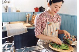 小林聡美＆片桐はいり＆もたいまさこ、フィンランドの街で「いらっしゃい」『かもめ食堂』予告編