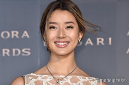 すみれ、美脚際立つミニスカゴルフウェア姿に絶賛の声「健康的な美しさ」「ブラックコーデおしゃれ」