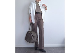 GUのドルマンスリーブシャツで魅せる白シャツコーデ。体型もカバーする洗練された大人の着こなし【40代の毎日コーデ】