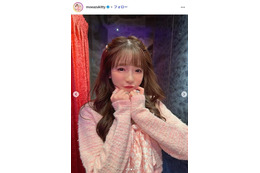 大食い女王・もえのあずき、オーバーサイズスウェットから美脚スラリ 新型特急の車内ショットに反響「スタイル良すぎです」