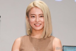 小島瑠璃子、金髪からイメチェン報告 新ヘアに「春っぽくて可愛い」「透明感すごい」と絶賛
