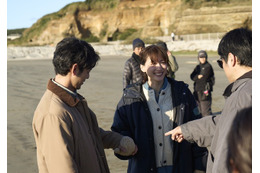 綾瀬はるか「良一（妻夫木聡）としゃべっていると自然と涙が出ちゃう」『人はなぜラブレターを書くのか』感涙シーン＆メイキングカット公開