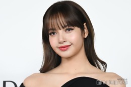 BLACKPINKリサ、大胆デザインドレスから美背中際立つ「エンジェルライン綺麗すぎ」「圧巻の美しさ」と話題