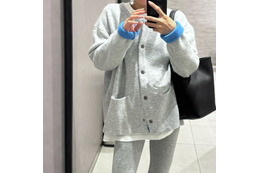 配色カーデがあれば……！ゆるっとシルエットでこなれ感を演出する、ライトグレーのカーディガンセットアップ【40代の毎日コーデ】