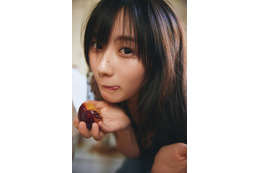 乃木坂46川崎桜、“あざとカワイイ”果物にかぶりつく姿披露 1st写真集先行カット第10弾解禁【エチュード】 画像