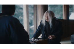 碁盤に向かい合う若い男と老人…高橋一生主演、不思議な妖怪がモチーフとなった映画『脛擦りの森』場面写真