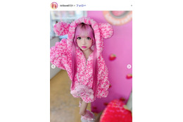 “小学生姫ギャル”りりぴ、母親との“全身ピンク”2ショットに反響「髪色までお揃いですごい」「笑顔がそっくり」