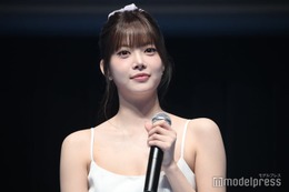 LE SSERAFIMウンチェ、雨の日のミニスカコーデが話題「引き締まった美脚」「スタイル抜群で眼福」