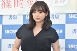 篠崎愛、美脚際立つ膝上丈スーツ姿公開「綺麗すぎる」「絵になる」の声