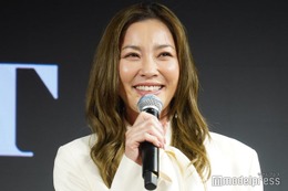 瀬戸朝香、長男の一言が仕事復帰の決め手に 市來玲奈アナと華やか衣装で登場 画像