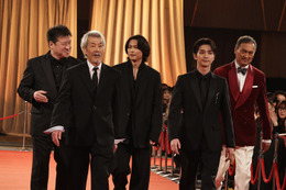 横浜流星らシックなスーツ姿で堂々闊歩 SixTONES松村北斗＆佐藤二朗は和やかに談笑【第49回日本アカデミー賞】 画像