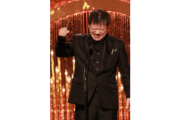 佐藤二朗「爆弾」で最優秀助演男優賞 涙流す山田裕貴と固い握手【第49回日本アカデミー賞】 画像