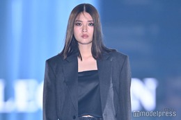 茅島みずき、美脚際立つショーパン姿 ストレートヘアで大人の雰囲気【TGC2026 S/S】 画像