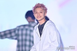 BUDDiiS高尾楓弥、もーりーとグータッチでランウェイ引き継ぐ サングラス外しにキュン【TGC2026 S/S】