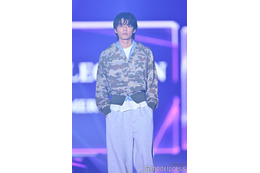 日向亘、迷彩柄パーカー×レイヤードでおしゃれなコーデ「イケメン」「着こなせるのすごい」と反響【TGC2026 S/S】 画像