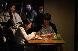 “息子”山時聡真が“難病の母”菅野美穂の爪を切る場面も…『90メートル』笑顔あふれる撮影現場のメイキング写真