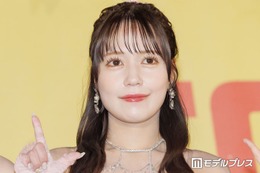 ＝LOVE諸橋沙夏、ニーハイ美脚ショットに熱視線「顔小さくてヘッドホンが大きく見える」「可愛すぎて胸キュン」 画像