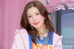 仲里依紗、銀座に“ピンク空間”プロデュース「自宅みたいな感じ」ヒョウ柄×ピンクのコラボカーは「一応気を遣いました」