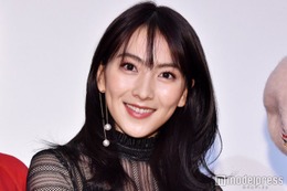 KARA知英、美脚見せ変形スカート姿に視線集中「脚が綺麗すぎる」「どんな服も着こなしてる」