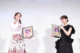 當真あみ＆嵐莉菜、油絵プレゼント＆津田健次郎メッセージに感激『パリに咲くエトワール』